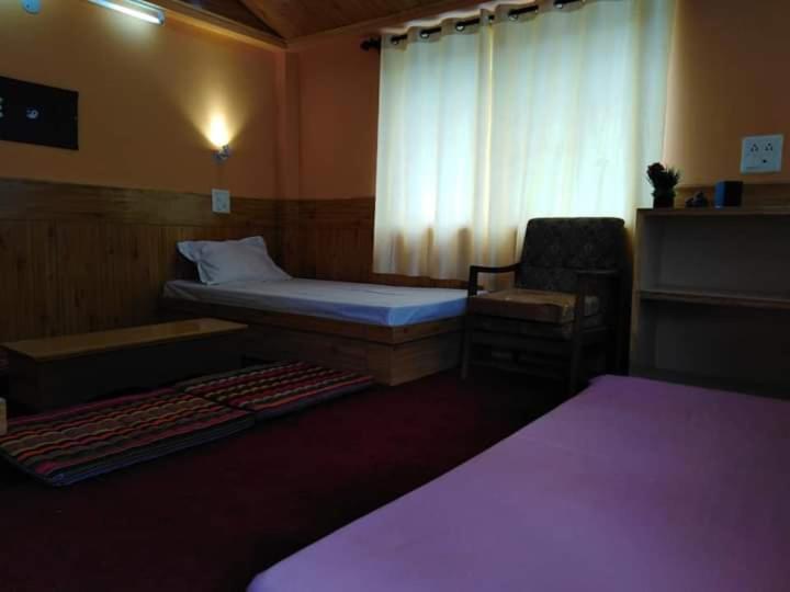 לינה וארוחת בוקר Kyelang Flying Monk Huts & Restaurant מראה חיצוני תמונה