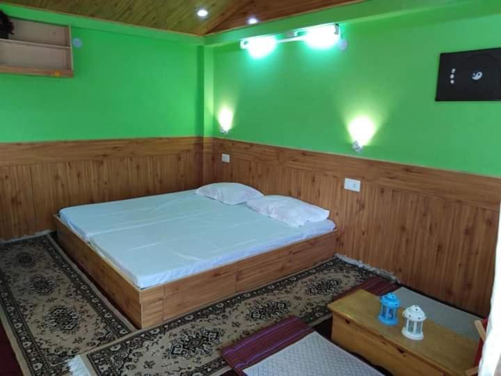 לינה וארוחת בוקר Kyelang Flying Monk Huts & Restaurant מראה חיצוני תמונה